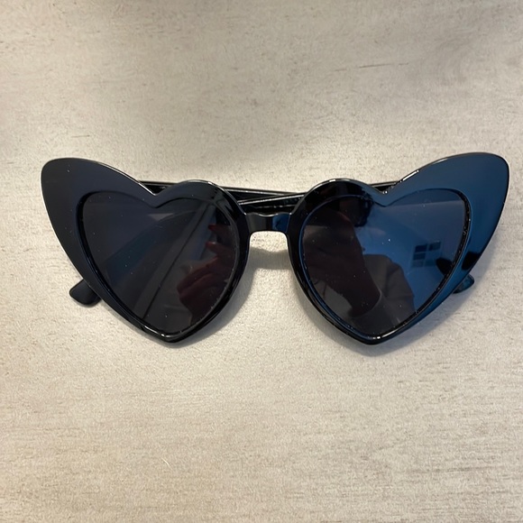 HEART BLACK UV SUNGLASSES - Picture 2 of 4